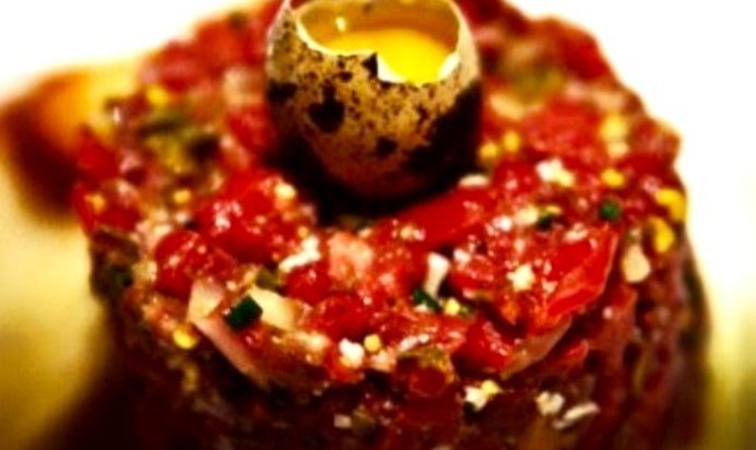 Тартар из говядины с анчоусами и корнишонами