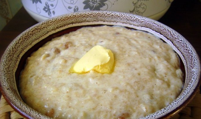 Молочная овсяная каша с изюмом