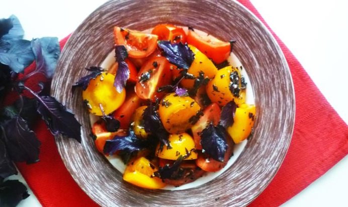 Салат из помидоров с базиликовой заправкой