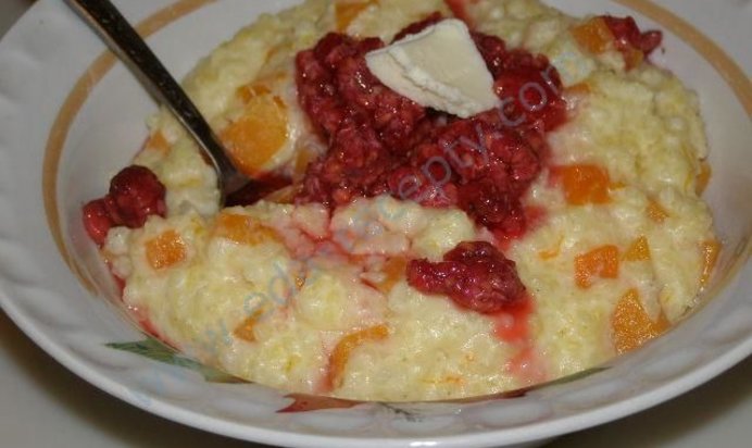 Молочная пшенная каша с тыквой и малиной