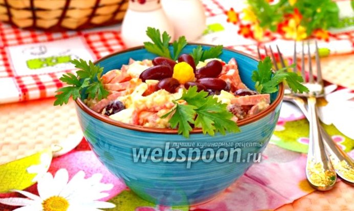 Салат с красной фасолью, сыром и помидорами