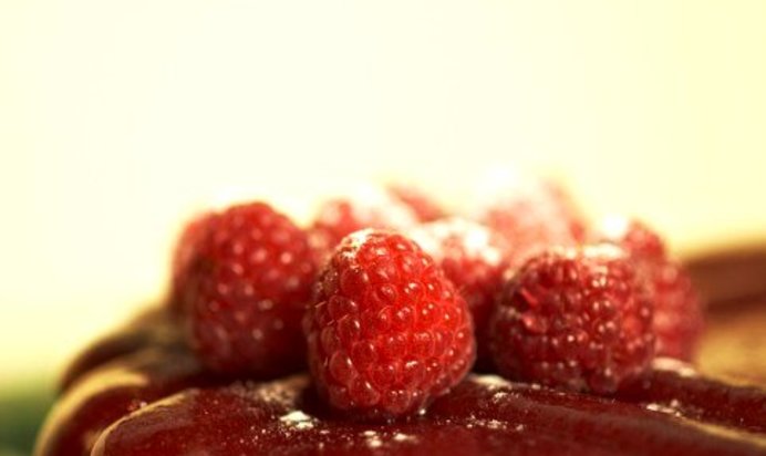 Шоколадный торт с малиной