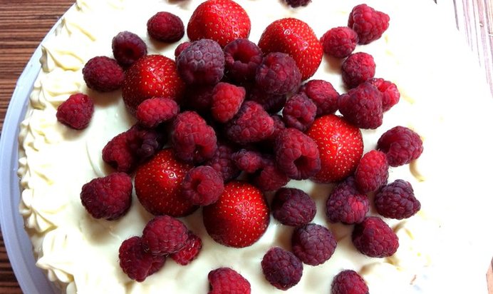 Летний ягодный торт с белым шоколадом