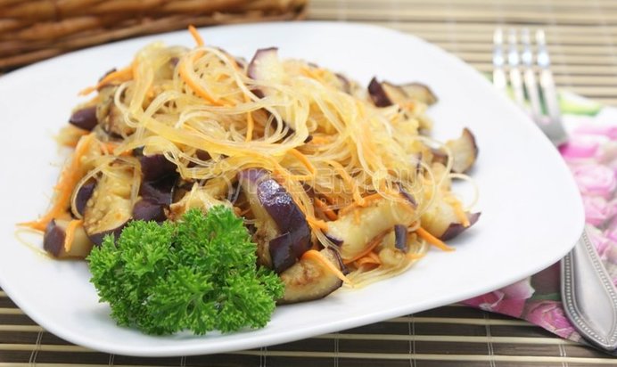 Салат из фунчозы с баклажанами