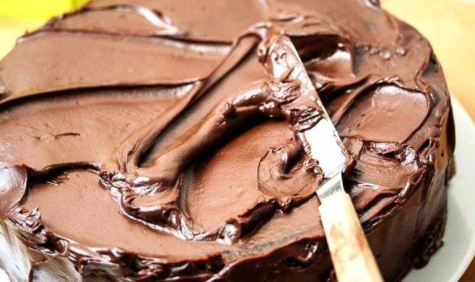 Торт с кусочками бисквита и фруктами