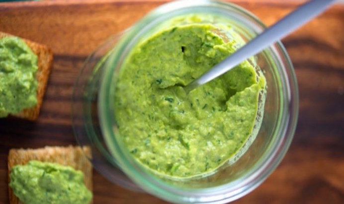 Зеленый гороховый хумус