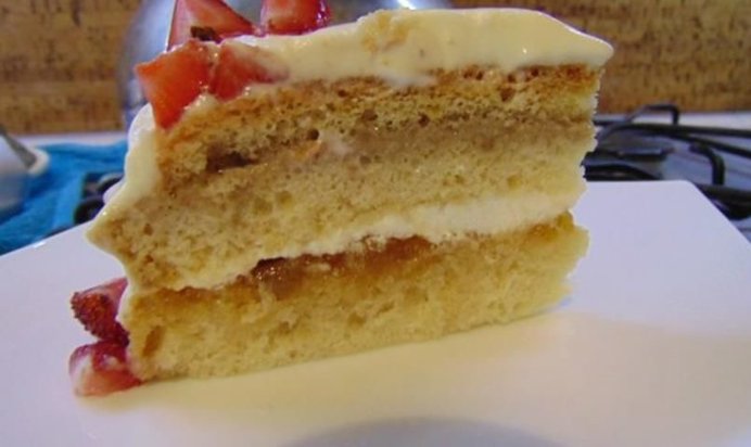 Торт со сметанным кремом и клубникой