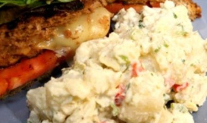 Картофельный салат с сельдереем и корнишонами