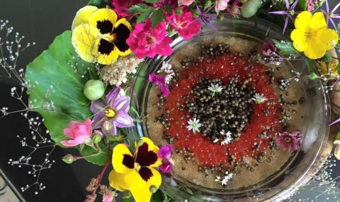 Несладкий торт с икрой российских рыб