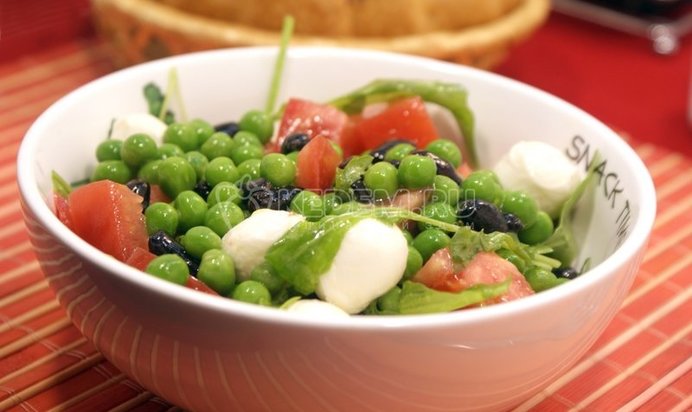 Салат с моцареллой и жимолостью