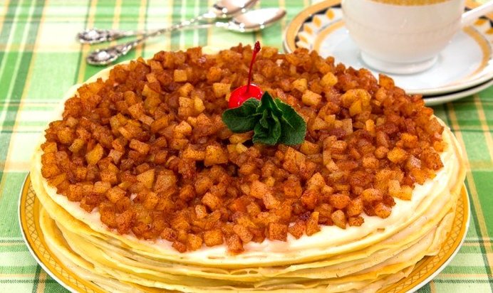 Блинный торт с заварным кремом, яблоками и корицей