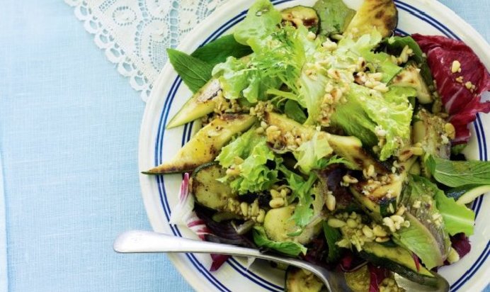 Зеленый салат с авокадо и кедровыми орехами