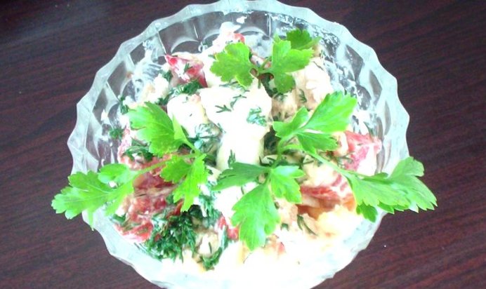 Куриный салат с помидором