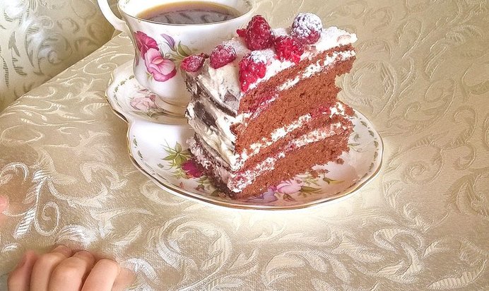 Шоколадный торт с малиной и сливочным кремом
