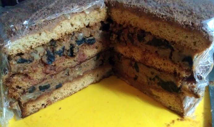 Медовый торт с черносливом и грецкими орехами