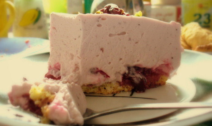 Кремовый торт с вишней