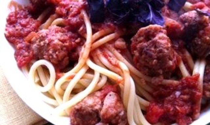 Спагетти болоньезе с тефтелями