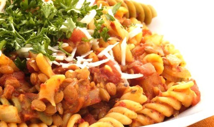 Салат с фузилли, фасолью и томатами