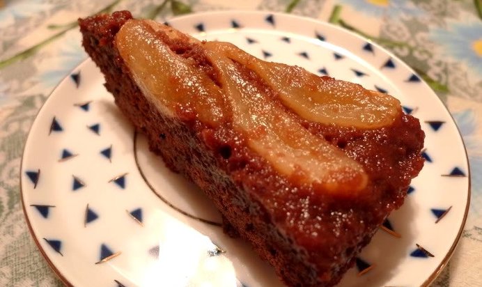 Шоколадный торт с грушами