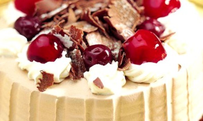 Шоколадный торт со сливками и черешней