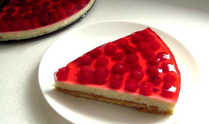 Творожно-малиновый торт