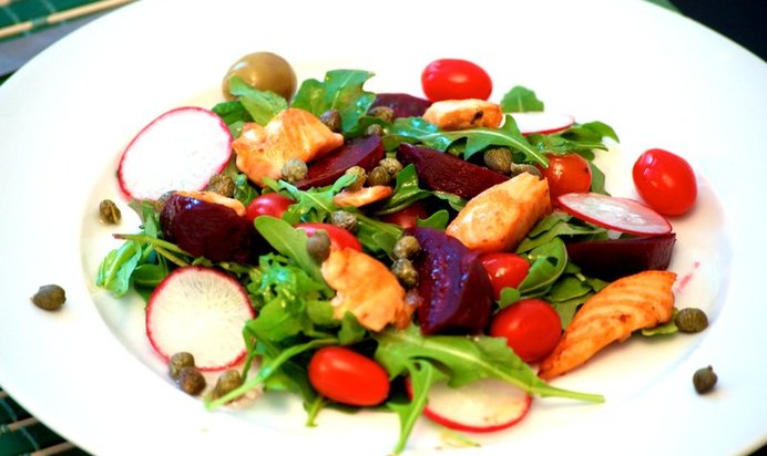 Салат с лососем и овощами