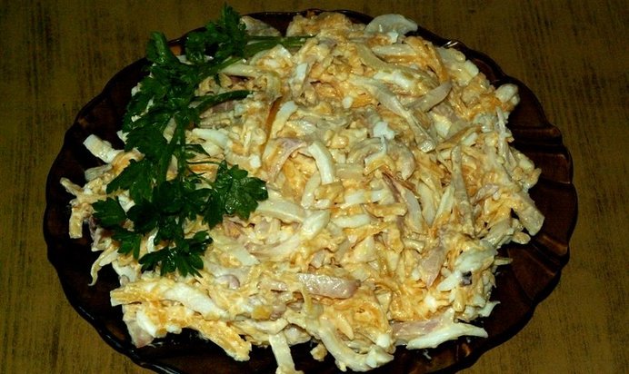 Салат с кальмарами, яйцом и луком