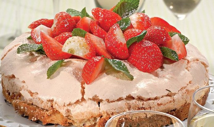 Клубнично-меренговый торт