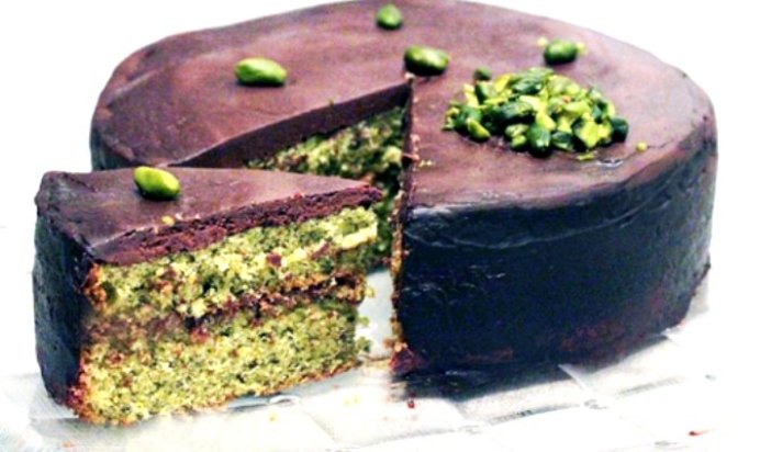Шоколадный торт с фисташками