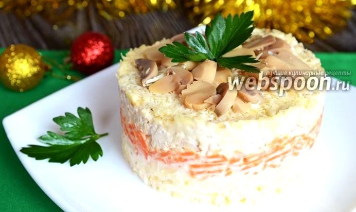 Салат с индейкой, орехами и грибами