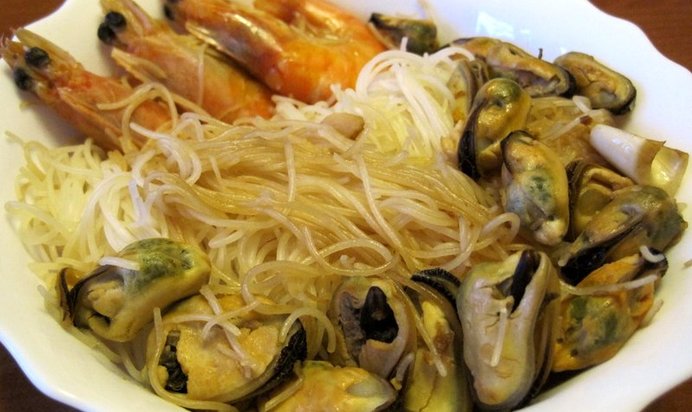 Рисовая лапша с креветками и мидиями