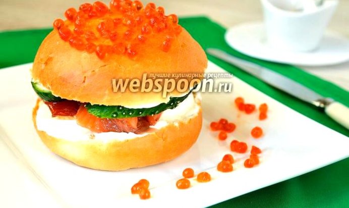 Гамбургер с красной рыбой