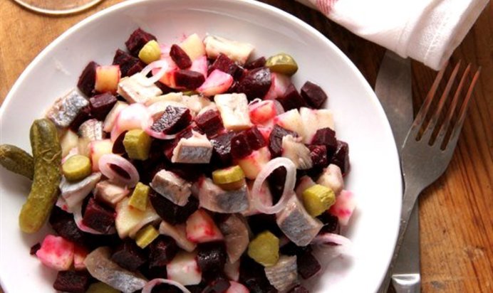 Салат из сельди с овощами и яблоком