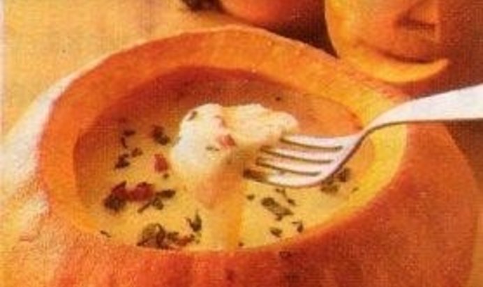 Сырное фондю в тыкве