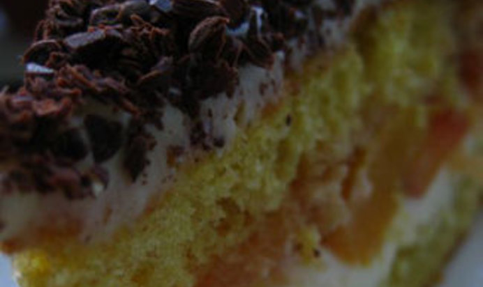 Бисквитный торт с нектаринами и ванильным кремом