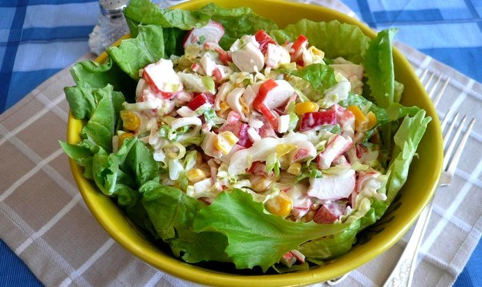 Летний салат с крабовыми палочками и болгарским перцем