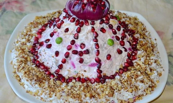 Салат Шапка Мономаха с гранатом и курицей
