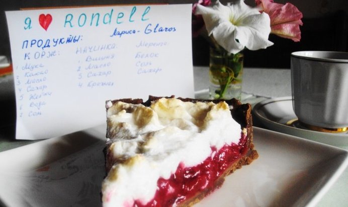 Шоколадный торт с вишней