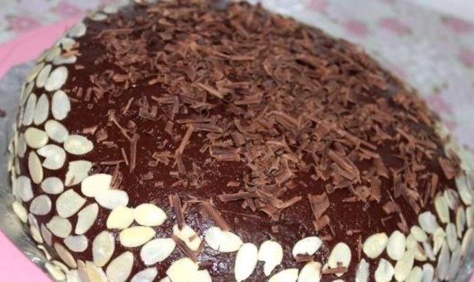 Шоколадный торт с кремом