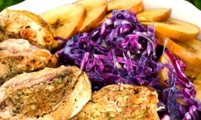 Салат из красной капусты с яблоком и горчично-майонезным соусом для свинины на гриле