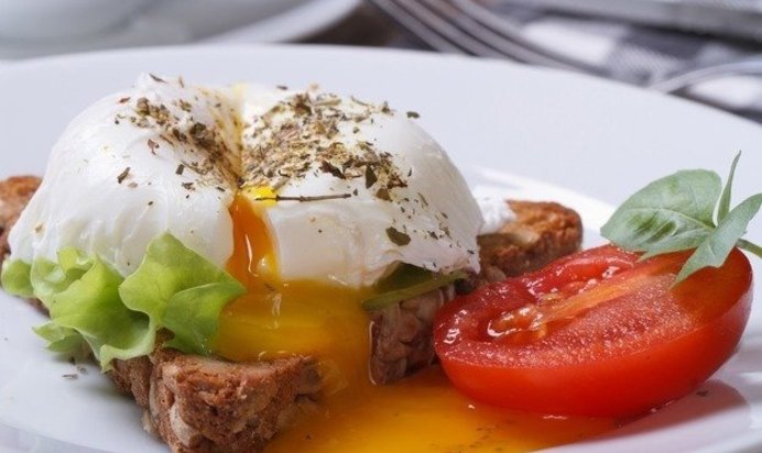 Яйцо пашот на хлебе