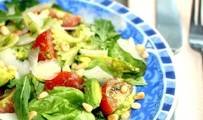 Салат с фарфалле, помидорами и соусом песто