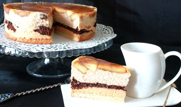 Бисквитный торт с карамелизованными яблоками