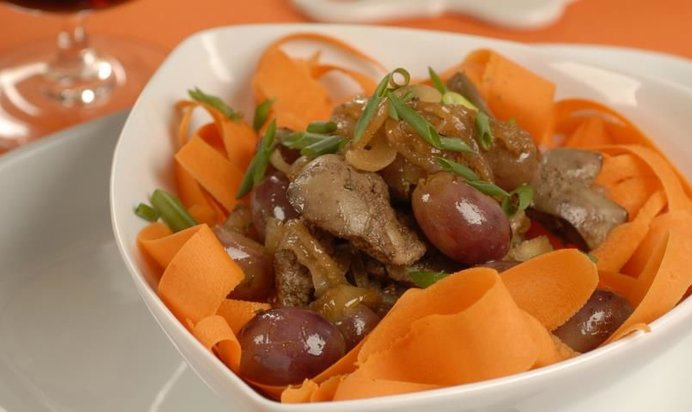 Куриная печенка с виноградом