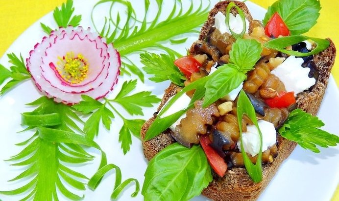 Салат из баклажанов в хлебной чаше