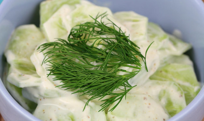 Салат из огурцов со сливочно-горчичным соусом