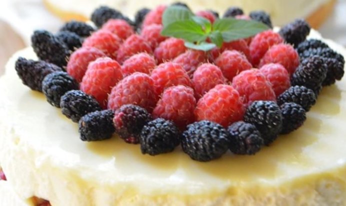 Творожно-малиновый торт с белым шоколадом