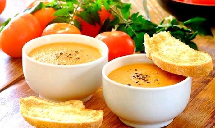 Томатный суп из запеченных помидор с чесночными тостами