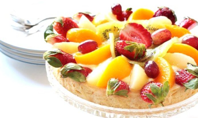 Песочный торт с манго и клубникой