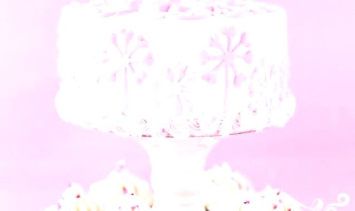 Клубничный торт с шоколадным кремом и глазурью